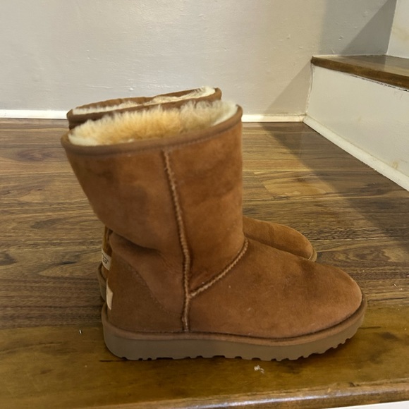 Classic Short Uggs size 8 - Picture 4 of 5